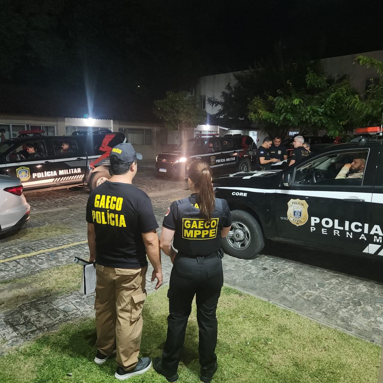Em trabalho de investigação conjunta, o Gaeco do MPPE e a Polícia Civil de Pernambuco deflagraram na manhã de hoje (19) a segunda etapa da Operação Alvitre. Em trabalho de investigação conjunta, o Gaeco do MPPE e a Polícia Civil de Pernambuco deflagraram na manhã de hoje (19) a segunda etapa da Operação Alvitre.