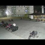 Indivíduo furando os pneus das motocicletas no Condomínio Encanta Moça, no Pina. Indivíduo furando os pneus das motocicletas no Condomínio Encanta Moça, no Pina.