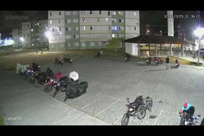 IndivÃduo furando os pneus das motocicletas no CondomÃnio Encanta Moça, no Pina. IndivÃduo furando os pneus das motocicletas no CondomÃnio Encanta Moça, no Pina.