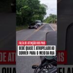 FALTA DE ATENÇÃO DOS PAIS BEBÊ QUASE É ATROPELADO A CORRER PARA O MEIO DA BR !