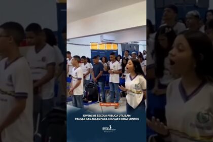 Estudantes de São Lourenço aprovietam o intervalo para louvar Deus na Escola!
