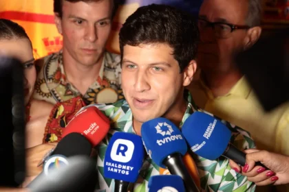 Pré-candidatos ao Senado colam em João Campos no camarote do Baile Municipal Pré-candidatos ao Senado colam em João Campos no camarote do Baile Municipal