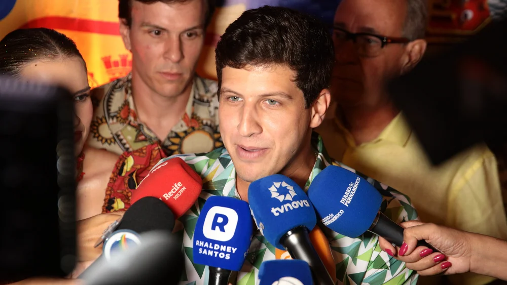 Pré-candidatos ao Senado colam em João Campos no camarote do Baile Municipal