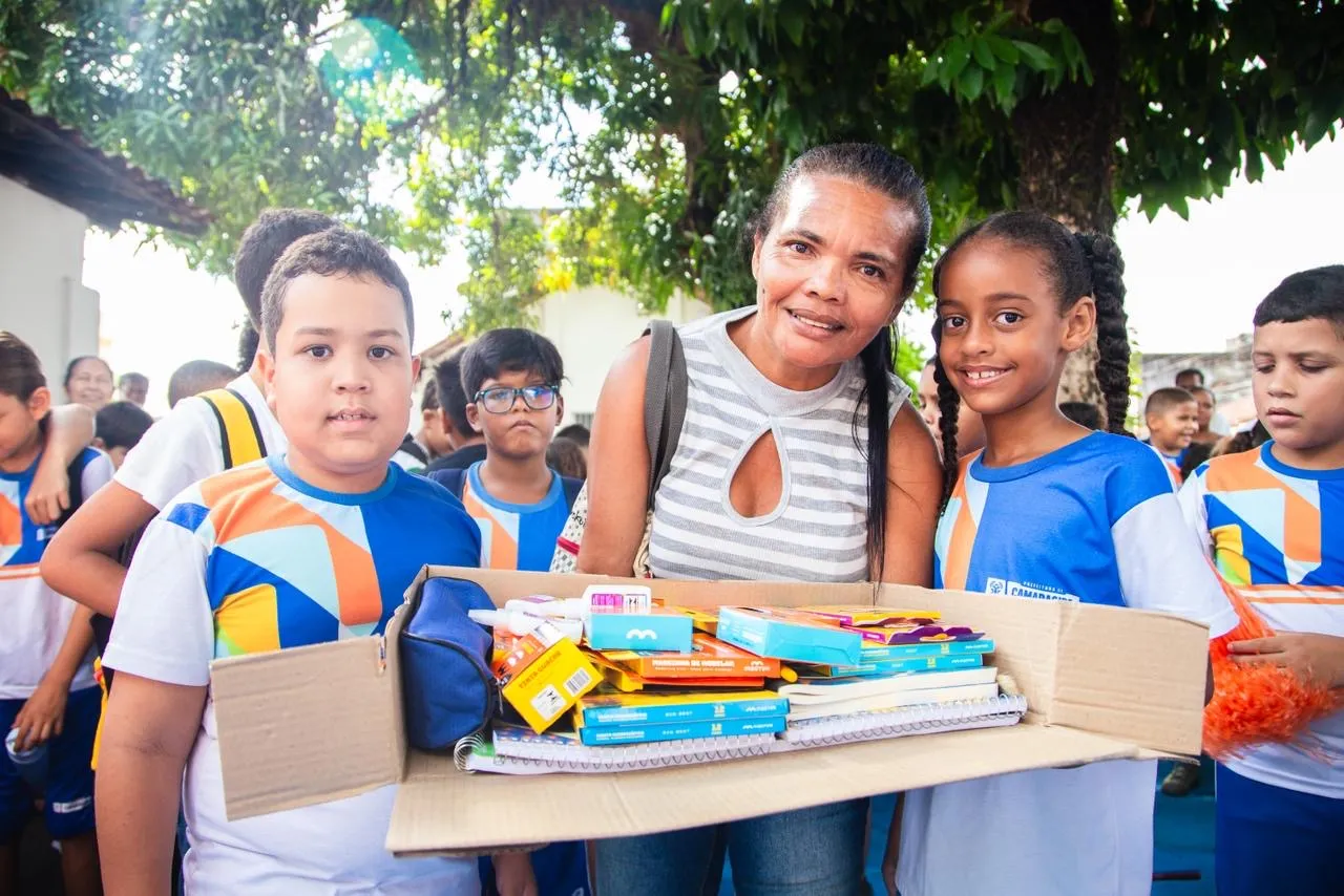 Camaragibe começa o ano letivo com entrega de kits escolares e posse de novos professores