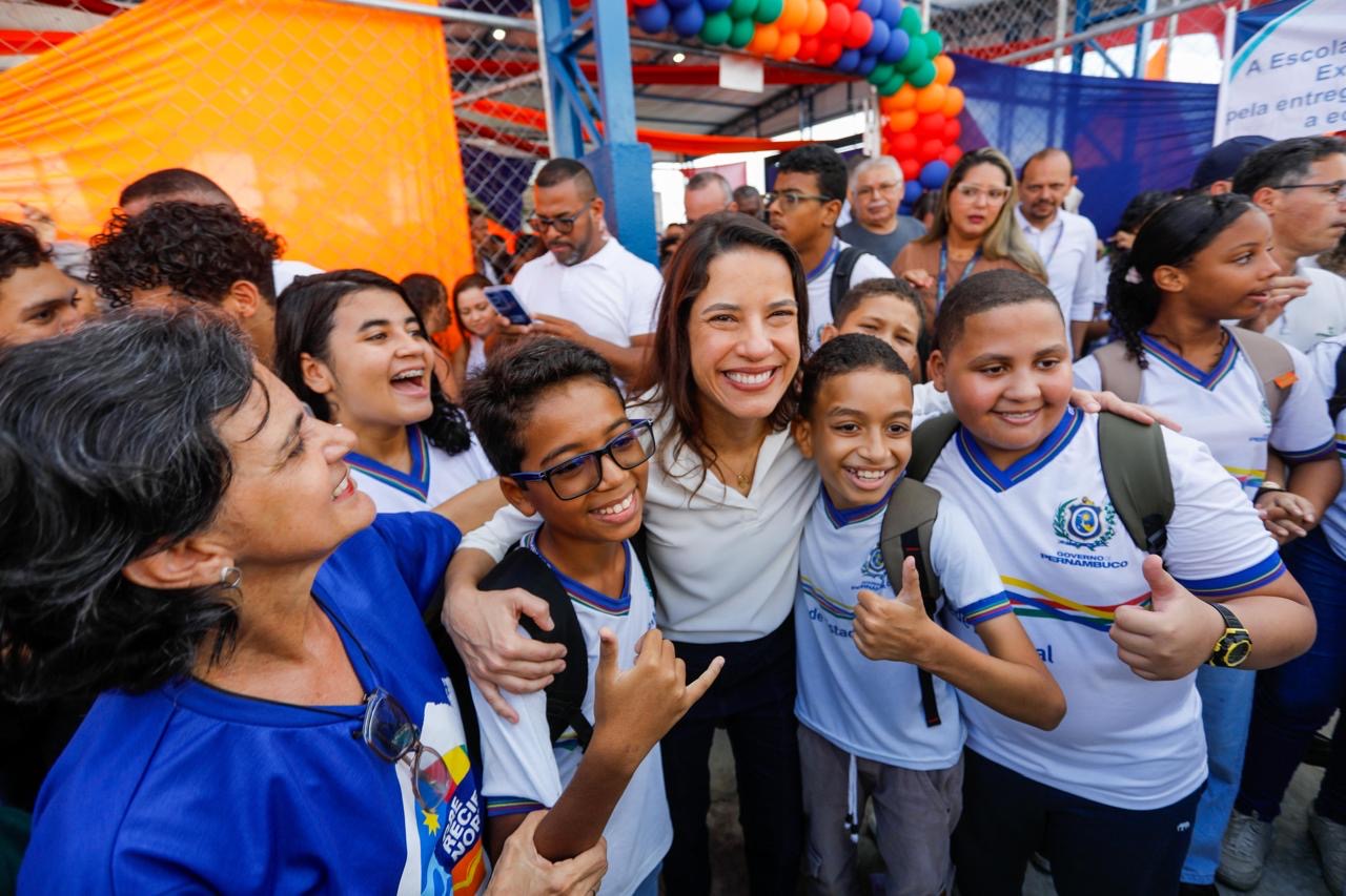 No Recife, governadora Raquel Lyra entrega nova quadra da Escola Rotary Alto do Pascoal e anuncia construção de duas escolas na comunidade No Recife, governadora Raquel Lyra entrega nova quadra da Escola Rotary Alto do Pascoal e anuncia construção de duas escolas na comunidade