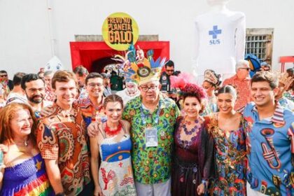 Ao lado de aliados, João Campos chega ao café da manhã do Galo da Madrugada