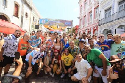 Prefeito do Recife, João Campos arrasta parte do “bloco 2026” pelas ruas e ladeiras de Olinda Prefeito do Recife, João Campos arrasta parte do “bloco 2026” pelas ruas e ladeiras de Olinda