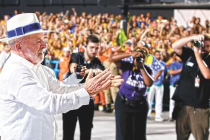 Desfile em homenagem a Lula foi um desastre na avaliação do PT e do Planalto Desfile em homenagem a Lula foi um desastre na avaliação do PT e do Planalto