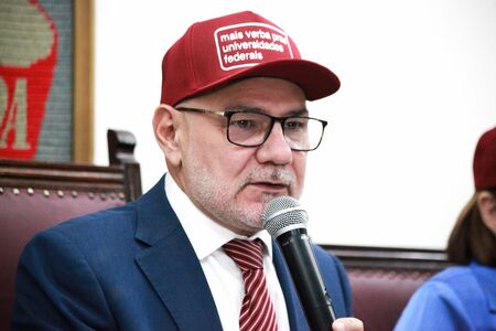 Túlio Gadêlha lança reitor da UFPE, Alfredo Gomes, como pré-candidato ao Governo de Pernambuco Túlio Gadêlha lança reitor da UFPE, Alfredo Gomes, como pré-candidato ao Governo de Pernambuco