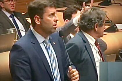 Vereador Chico Kiko denuncia Eduardo Moura na Comissão de Ética e na Polícia Vereador Chico Kiko denuncia Eduardo Moura na Comissão de Ética e na Polícia