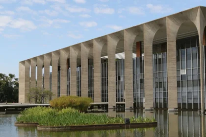 Governo brasileiro condena ataques de EUA e Israel ao Irã e pede contenção