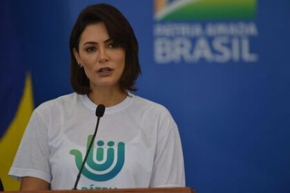 Bolsonaro pede que Michelle só se envolva na política após março e prega união da direita