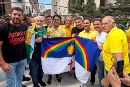 Flávio Bolsonaro participa de ato na Paulista contra Lula e STF; políticos de Pernambuco marcam presença