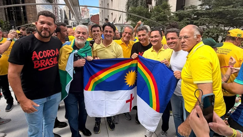 Flávio Bolsonaro participa de ato na Paulista contra Lula e STF; políticos de Pernambuco marcam presença Flávio Bolsonaro participa de ato na Paulista contra Lula e STF; políticos de Pernambuco marcam presença