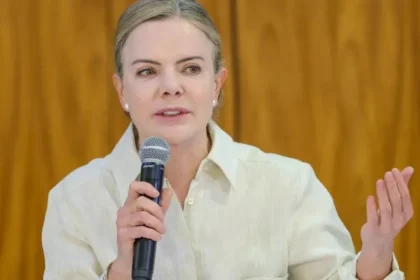 Gleisi afirma que bolsonaristas foram à Paulista ‘fantasiados de brasileiros’ para atacar Lula