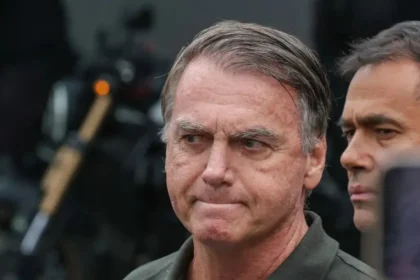 Moraes autoriza Bolsonaro a receber estímulo elétrico craniano contra soluços na prisão Moraes autoriza Bolsonaro a receber estímulo elétrico craniano contra soluços na prisão