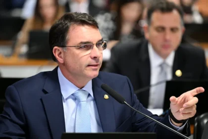 Fim da reeleição e mandatos de cinco anos: PEC de Flávio Bolsonaro avança no Congresso Fim da reeleição e mandatos de cinco anos: PEC de Flávio Bolsonaro avança no Congresso