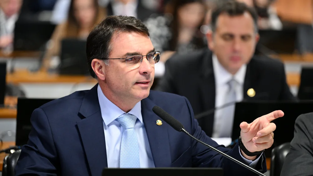 Fim da reeleição e mandatos de cinco anos: PEC de Flávio Bolsonaro avança no Congresso Fim da reeleição e mandatos de cinco anos: PEC de Flávio Bolsonaro avança no Congresso