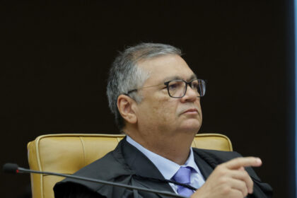 Dino suspende decisão da CPMI do INSS que quebrou sigilos de Lulinha Dino suspende decisão da CPMI do INSS que quebrou sigilos de Lulinha