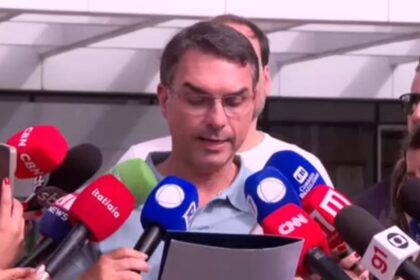 Flávio Bolsonaro inicia giro pelo Nordeste e testa força da direita para 2026 Flávio Bolsonaro inicia giro pelo Nordeste e testa força da direita para 2026