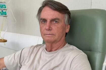 Flávio diz que defesa de Jair Bolsonaro aguarda novo laudo médico para pedir prisão domiciliar Flávio diz que defesa de Jair Bolsonaro aguarda novo laudo médico para pedir prisão domiciliar