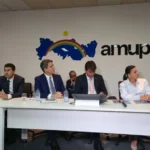 Prefeitos de Pernambuco definem teto de R$ 350 mil para cachês de artistas em eventos públicos Prefeitos de Pernambuco definem teto de R$ 350 mil para cachês de artistas em eventos públicos