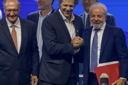 Em evento com Lula, Fernando Haddad é oficializado na disputa pelo governo de SP Em evento com Lula, Fernando Haddad é oficializado na disputa pelo governo de SP