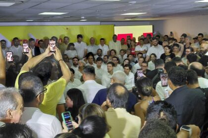 Ao lado de Marília e Carlos Costa, João Campos lança pré-candidatura em grande evento Ao lado de Marília e Carlos Costa, João Campos lança pré-candidatura em grande evento