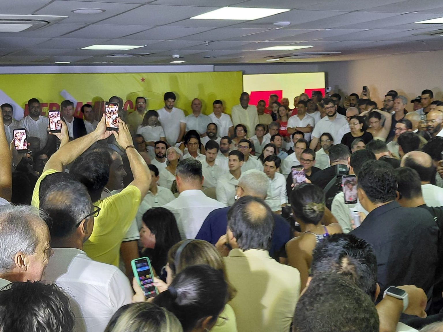 Ao lado de Marília e Carlos Costa, João Campos lança pré-candidatura em grande evento Ao lado de Marília e Carlos Costa, João Campos lança pré-candidatura em grande evento