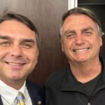 Flávio Bolsonaro diz que Jair Bolsonaro “não está 100%” e segue sem previsão de alta Flávio Bolsonaro diz que Jair Bolsonaro “não está 100%” e segue sem previsão de alta