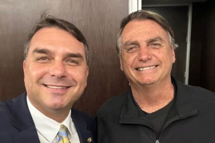Flávio Bolsonaro diz que Jair Bolsonaro “não está 100%” e segue sem previsão de alta Flávio Bolsonaro diz que Jair Bolsonaro “não está 100%” e segue sem previsão de alta