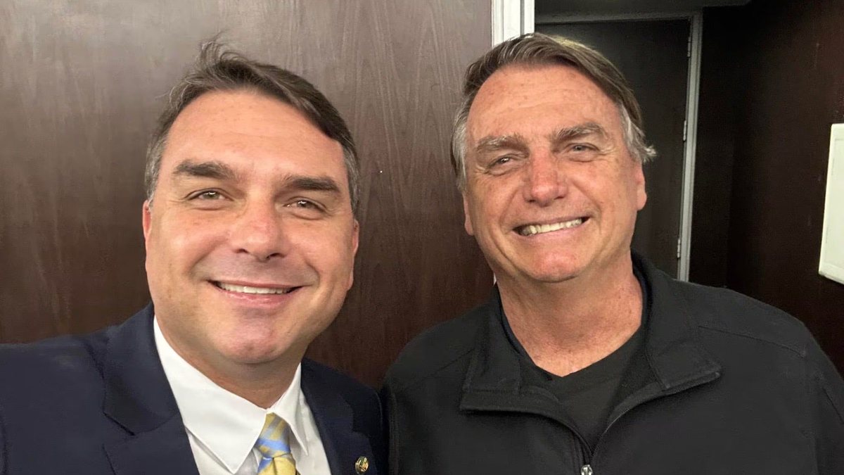 Flávio Bolsonaro diz que Jair Bolsonaro “não está 100%” e segue sem previsão de alta
