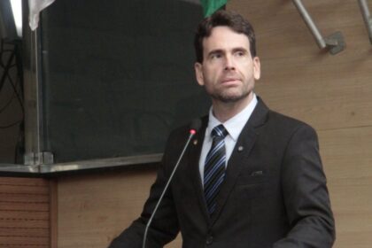 Em ascensão na direita, Eduardo Moura vai concorrer a qual cargo nas Eleições 2026?