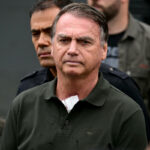 Jair Bolsonaro recebe alta e seguirá para prisão domiciliar por 90 dias Jair Bolsonaro recebe alta e seguirá para prisão domiciliar por 90 dias