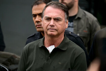 Jair Bolsonaro recebe alta e seguirá para prisão domiciliar por 90 dias Jair Bolsonaro recebe alta e seguirá para prisão domiciliar por 90 dias