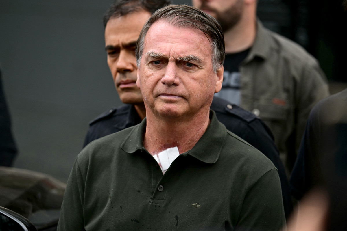 Jair Bolsonaro recebe alta e seguirá para prisão domiciliar por 90 dias Jair Bolsonaro recebe alta e seguirá para prisão domiciliar por 90 dias