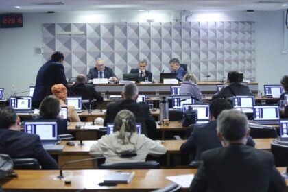 CPI do INSS rejeita relatório final e indiciamento de Lulinha e mais 215 CPI do INSS rejeita relatório final e indiciamento de Lulinha e mais 215