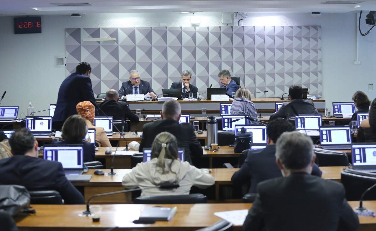 CPI do INSS rejeita relatório final e indiciamento de Lulinha e mais 215 CPI do INSS rejeita relatório final e indiciamento de Lulinha e mais 215