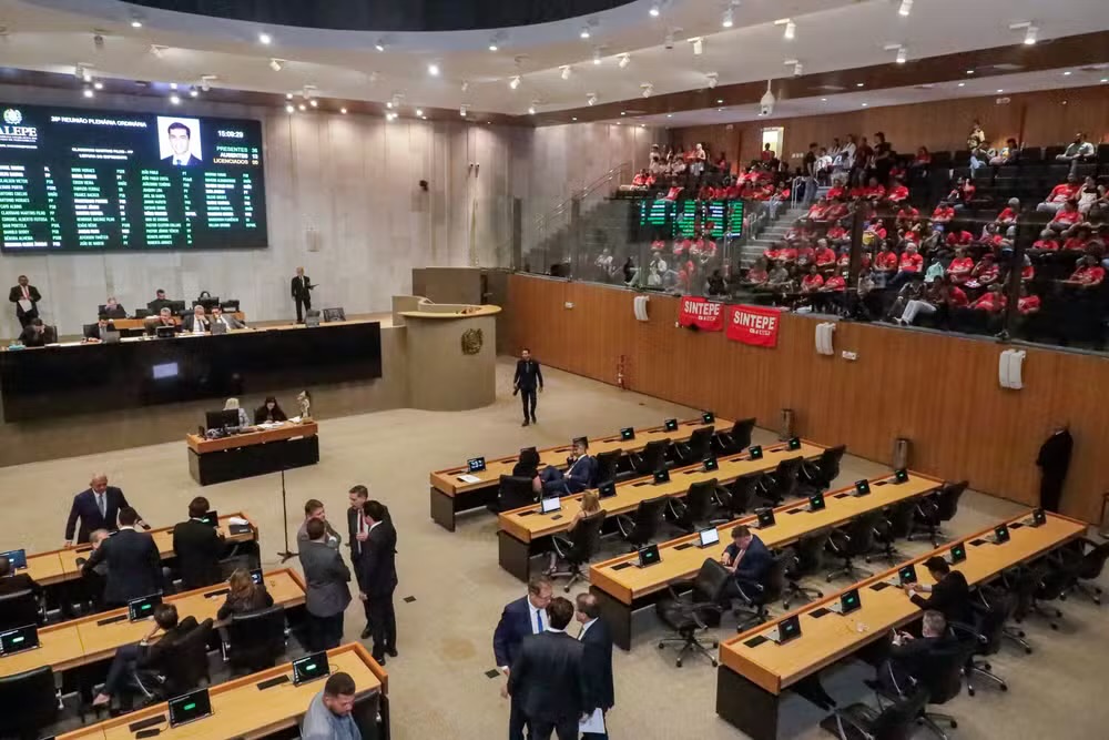 Comissão da Alepe aprova convocação de procurador-geral do Recife, mas decisão é anulada em meio a impasse Comissão da Alepe aprova convocação de procurador-geral do Recife, mas decisão é anulada em meio a impasse