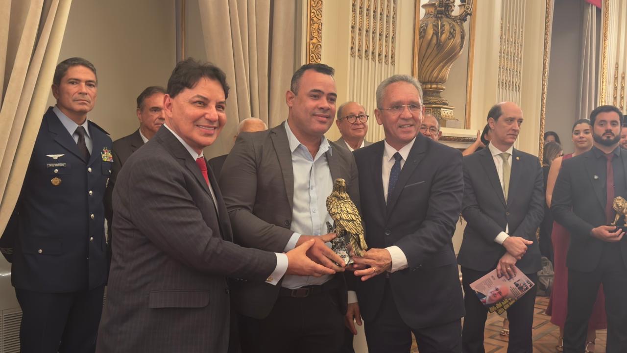 Anderson Coutinho recebe Prêmio Águia Dourada e reforça protagonismo do Instituto Juventude Criativa na transformação de jovens da periferia Anderson Coutinho recebe Prêmio Águia Dourada e reforça protagonismo do Instituto Juventude Criativa na transformação de jovens da periferia