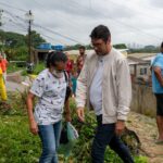 Prefeito visita ao Timbi, ouve moradores e confirma pavimentação de rua em Camaragibe