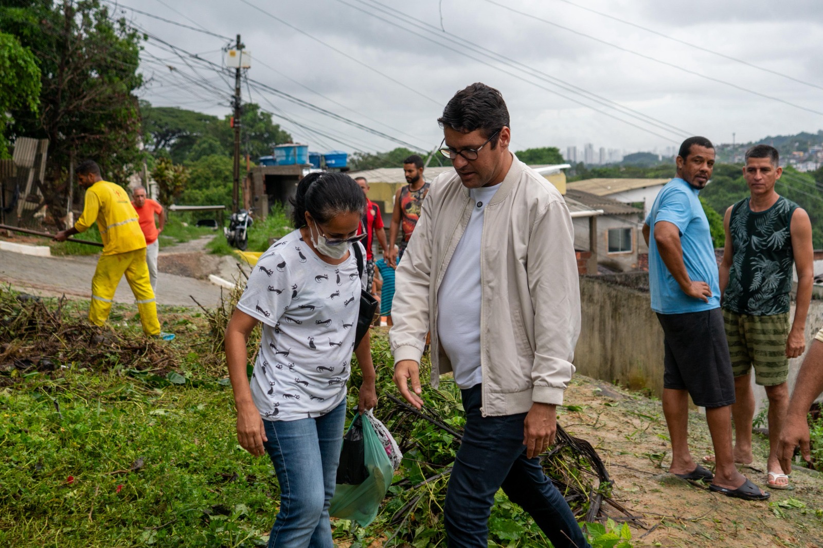 Prefeito visita ao Timbi, ouve moradores e confirma pavimentação de rua em Camaragibe