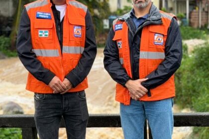 Prefeito Diego Cabral vistoria áreas de risco e ativa plano de contingência em CamaragibeApós vistoriar os pontos de alagamento da cidade, Diego Cabral esteve com os secretários municipais para alinhar as ações a serem adotadas em situações de emergência. Prefeito Diego Cabral vistoria áreas de risco e ativa plano de contingência em CamaragibeApós vistoriar os pontos de alagamento da cidade, Diego Cabral esteve com os secretários municipais para alinhar as ações a serem adotadas em situações de emergência.