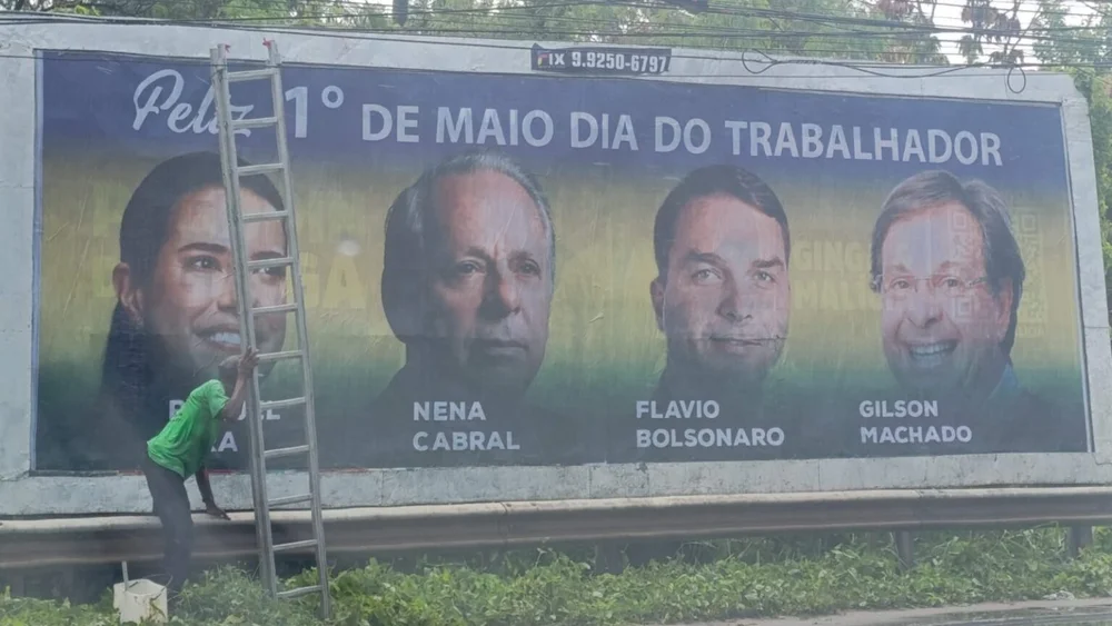 Raquel Lyra afirma não saber sobre outdoor que a coloca junto a Flávio Bolsonaro Raquel Lyra afirma não saber sobre outdoor que a coloca junto a Flávio Bolsonaro
