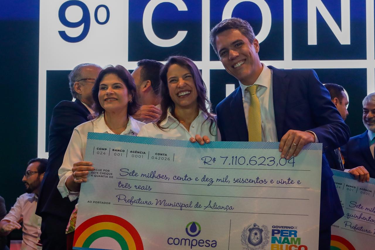 Governadora Raquel Lyra destina R$ 1,3 bilhão da concessão parcial da Compesa aos municípios e assina duplicação da BR-232 Governadora Raquel Lyra destina R$ 1,3 bilhão da concessão parcial da Compesa aos municípios e assina duplicação da BR-232