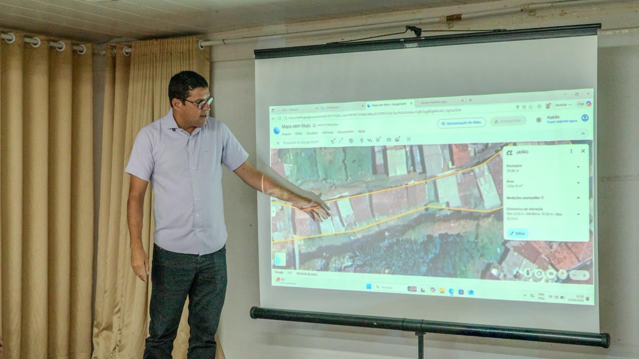 Diego Cabral ouve moradores e marca início de obras após cheia do Canal do Japão
