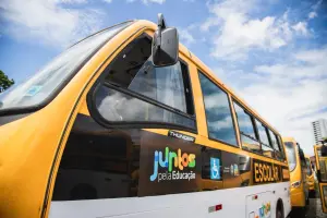 Camaragibe recebe três novos veículos e amplia frota de transporte escolar da rede municipal de ensino Camaragibe recebe três novos veículos e amplia frota de transporte escolar da rede municipal de ensino