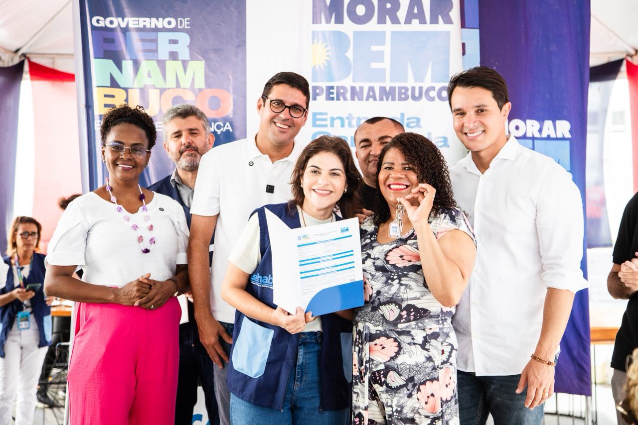 Ao lado da vice-governadora Priscila Krause, Diego Cabral entrega 245 moradias do Programa Morar Bem PE e diz que Camaragibe será contemplada com novos projetos habitacionais