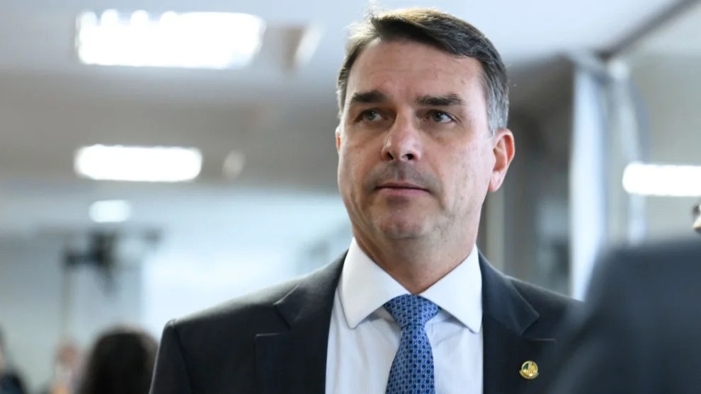 Flávio Bolsonaro manifesta solidariedade a vítimas das chuvas em Pernambuco