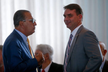 Flávio Bolsonaro vai a culto da Malafaia para reconciliação após atritos no início do ano